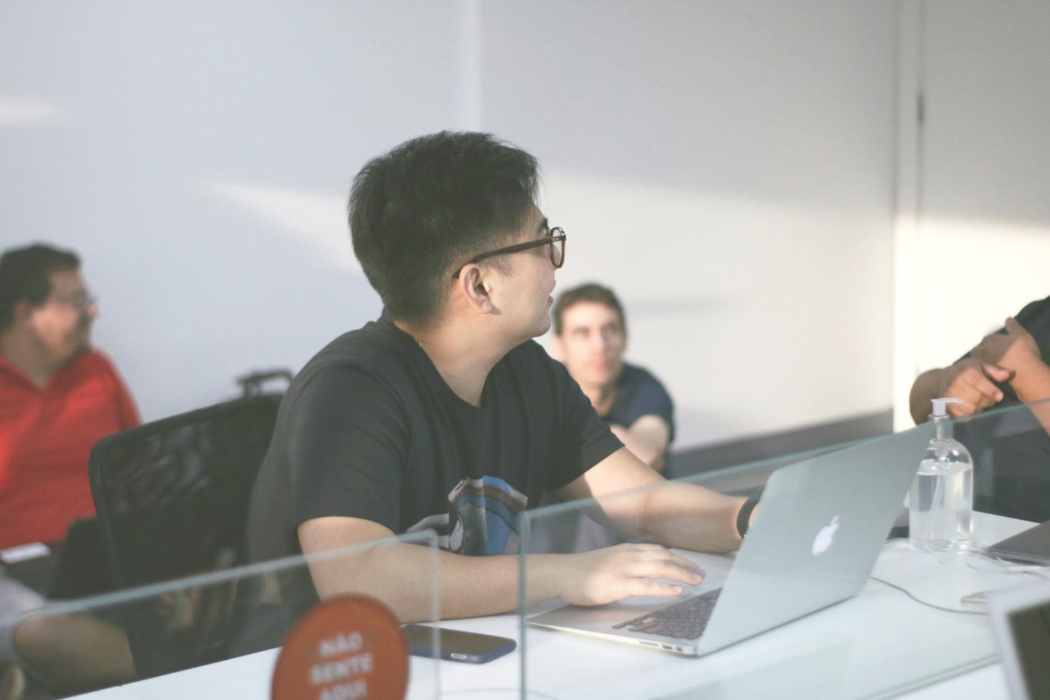 Analyse von Betrugsfällen nach Branchen und Schadenshöhe