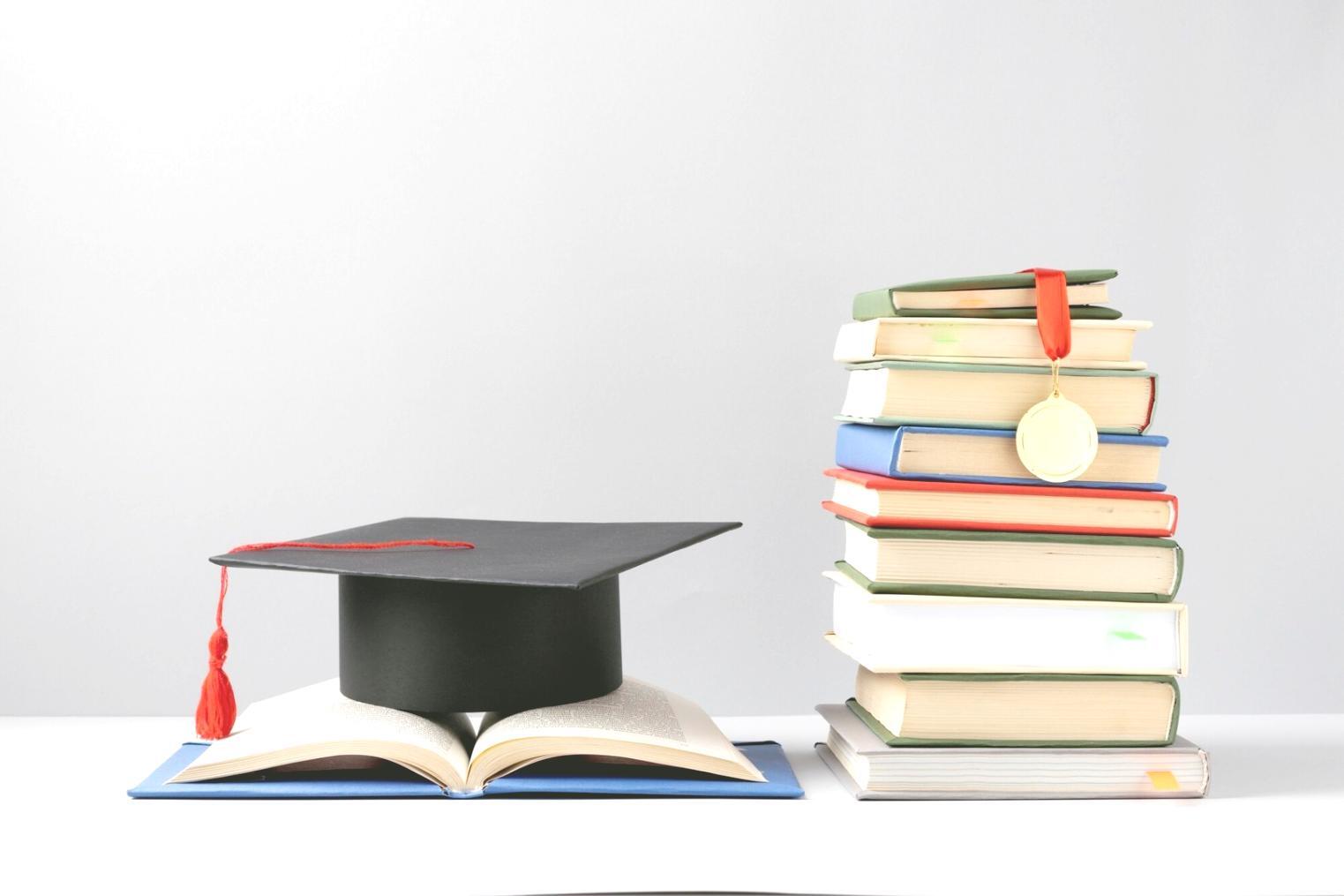 Teilnehmer analysieren verschiedene Betrugsszenarien in einer interaktiven Lernsession