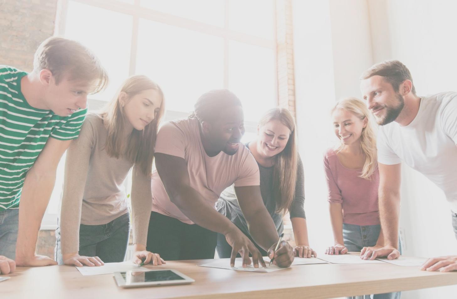 Geschäftsleute in einer Schulung zur Betrugsbekämpfung